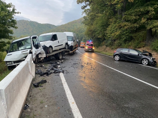 TREI RĂNIȚI într-un accident din Cluj. Un șofer de 22 de ani a intrat într-o altă mașină. FOTO